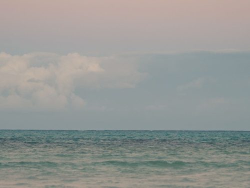 Horizonte del mar en calma con un cielo de colores pastel
